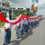 Dijahit Siswa SMK, Bendera 17 KM Dibentangkan Pelajar di Sultra Dijahit Siswa SMK, Bendera 17 KM Dibentangkan Pelajar di Sultra