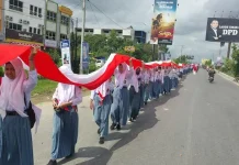 Dijahit Siswa SMK, Bendera 17 KM Dibentangkan Pelajar di Sultra Dijahit Siswa SMK, Bendera 17 KM Dibentangkan Pelajar di Sultra