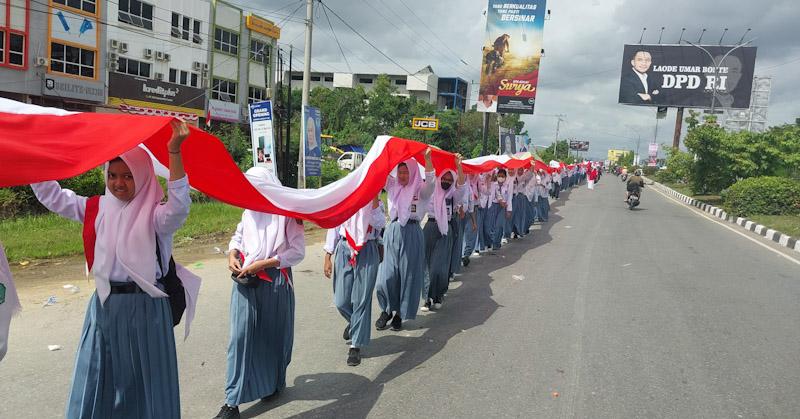 Dijahit Siswa SMK, Bendera 17 KM Dibentangkan Pelajar di Sultra