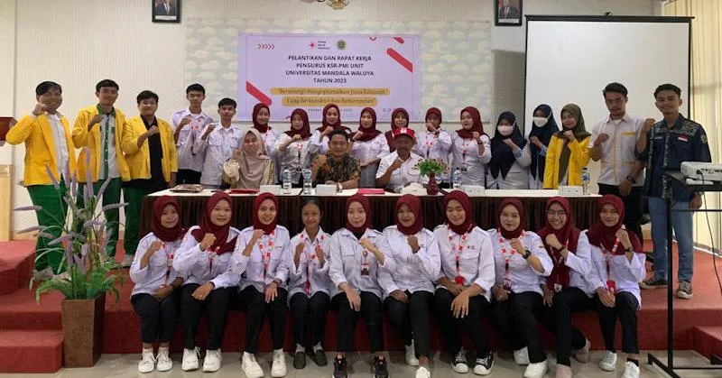 Ketua PMI Lantik Pengurus KSR-PMI Unit UMW Kendari