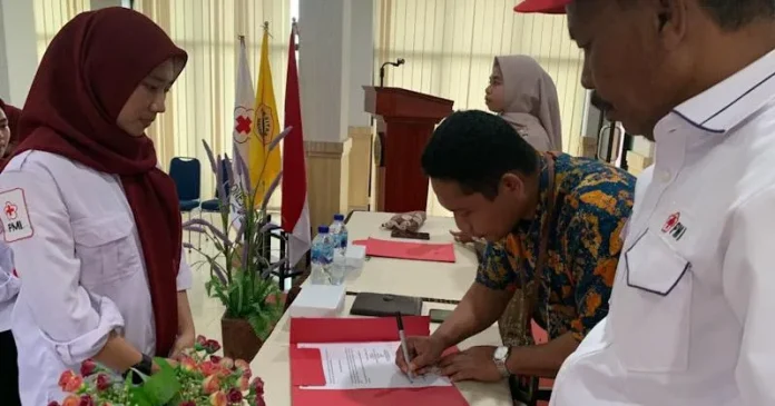 Ketua PMI Lantik Pengurus KSR-PMI Unit UMW Kendari
