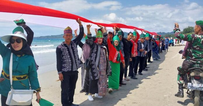 7.000 Masyarakat Konut Kirab Bendara Sepanjang 7,8 Km di Pantai Taipa