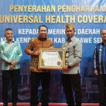 Komitmen Beri Jaminan Sosial, Pemkot Kendari dan Pemkab Konsel Dianugerahi UHC Komitmen Beri Jaminan Sosial, Pemkot Kendari dan Pemkab Konsel Dianugerahi UHC