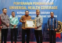 Komitmen Beri Jaminan Sosial, Pemkot Kendari dan Pemkab Konsel Dianugerahi UHC Komitmen Beri Jaminan Sosial, Pemkot Kendari dan Pemkab Konsel Dianugerahi UHC