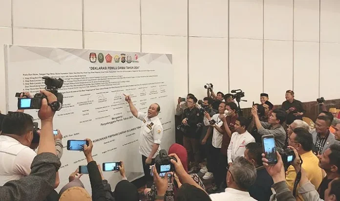 Polda Sultra, Forkopimda dan Stakeholder Terkait Deklarasikan Pemilu Damai 2024 Polda Sultra, Forkopimda dan Stakeholder Terkait Deklarasikan Pemilu Damai 2024