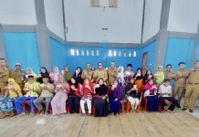 Atasi Kemiskinan Ekstrem, Pj Bupati Mubar Serahkan BLT APBD kepada Warga Miskin di Tikep Atasi Kemiskinan Ekstrem, Pj Bupati Mubar Serahkan BLT APBD kepada Warga Miskin di Tikep