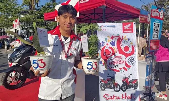 Asmo Sulsel Bagikan Tanaman Hias Meja di Honda Jagoanku On Sunday Asmo Sulsel Bagikan Tanaman Hias Meja di Honda Jagoanku On Sunday