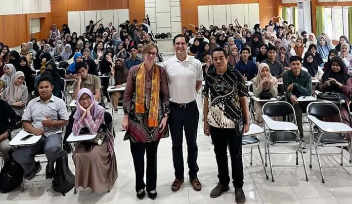 Gelar Kuliah Umum, Mahasiswa Pendidikan Bahasa Inggris UHO Hadirkan Pakar dari State University of New York