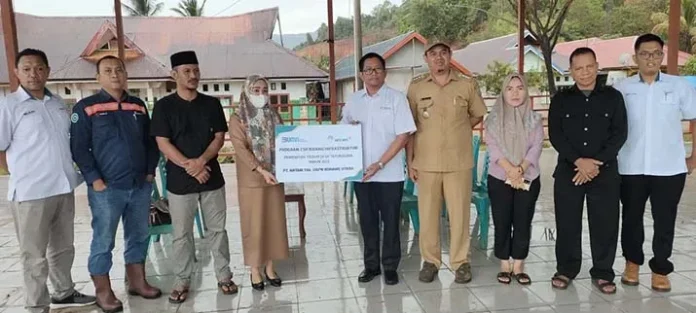 PT Antam Serahkan Bantuan CSR Infrastruktur di Tapunggaya dan Tapuemea
