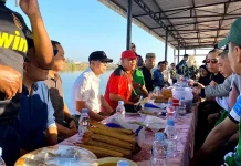 ASR Sebut Makanan di Pasar Laino Raha Mengingatkan Kenangan Masa Kecil ASR Sebut Makanan di Pasar Laino Raha Mengingatkan Kenangan Masa Kecil