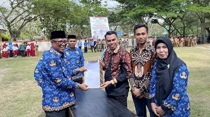 Pemkab Mubar Serahkan Dana Hibah Satu Unit Mobil kepada Bawaslu