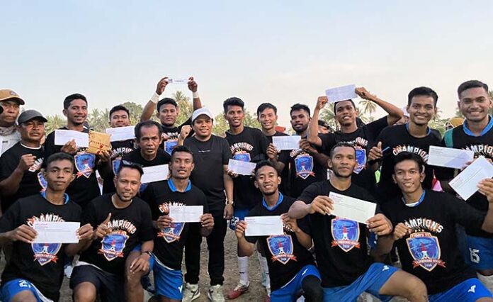 Pengusaha Muda Asal Mubar Berikan Bonus kepada Juara Turnamen Sepak Bola KNPI Cup II