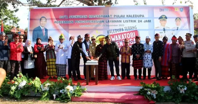 GM PLN Sulselrabar Moch Andy Adchaminoerdin dan Bupati Wakatobi Haliana