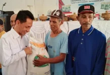 Pemkab Wakatobi Serahkan Bantuan Cadangan Beras Tahap II Pemkab Wakatobi Serahkan Bantuan Cadangan Beras Tahap II