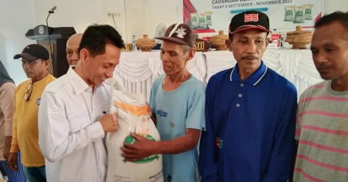 Pemkab Wakatobi Serahkan Bantuan Cadangan Beras Tahap II