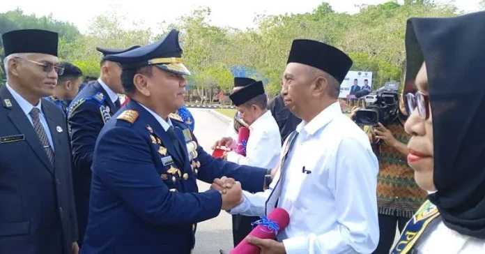 Pj Gubernur Beri Penghargaan pada 10 Purnabakti Dishub Sultra
