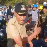 Kades Pesouha Kolaka Dinilai Arogan, Bentak Guru dan Siswa yang Blokir Jalan Tambang Kades Pesouha Kolaka Dinilai Arogan, Bentak Guru dan Siswa yang Blokir Jalan Tambang
