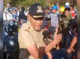 Kades Pesouha Kolaka Dinilai Arogan, Bentak Guru dan Siswa yang Blokir Jalan Tambang Kades Pesouha Kolaka Dinilai Arogan, Bentak Guru dan Siswa yang Blokir Jalan Tambang