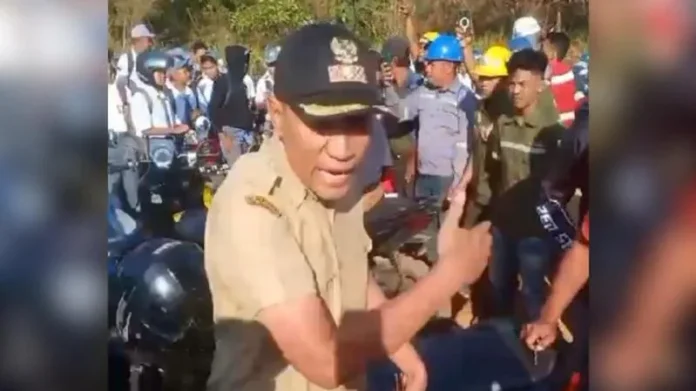 Kades Pesouha Kolaka Dinilai Arogan, Bentak Guru dan Siswa yang Blokir Jalan Tambang