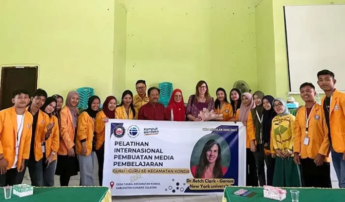 Mahasiswa UHO Gelar Pelatihan Pembuatan Media Pembelajaran
