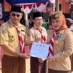 Hari Sumpah Pemuda, Camat Besulutu Konawe Serahkan Piagam untuk Siswa dan Guru Berprestasi Hari Sumpah Pemuda, Camat Besulutu Konawe Serahkan Piagam untuk Siswa dan Guru Berprestasi
