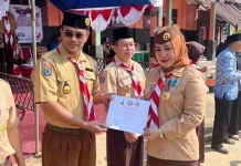 Hari Sumpah Pemuda, Camat Besulutu Konawe Serahkan Piagam untuk Siswa dan Guru Berprestasi Hari Sumpah Pemuda, Camat Besulutu Konawe Serahkan Piagam untuk Siswa dan Guru Berprestasi