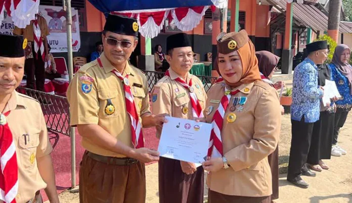 Hari Sumpah Pemuda, Camat Besulutu Konawe Serahkan Piagam untuk Siswa dan Guru Berprestasi Hari Sumpah Pemuda, Camat Besulutu Konawe Serahkan Piagam untuk Siswa dan Guru Berprestasi