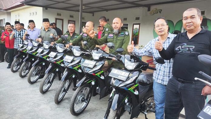 Yayasan ASR Bagikan 11 Unit Motor untuk Koordinator Kecamatan di Kendari