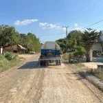 Warga Mekar Jaya Mubar Kumpul Iuran Bantu Kontraktor Siram Jalan Berdebu Warga Mekar Jaya Mubar Kumpul Iuran Bantu Kontraktor Siram Jalan Berdebu