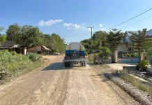 Warga Mekar Jaya Mubar Kumpul Iuran Bantu Kontraktor Siram Jalan Berdebu Warga Mekar Jaya Mubar Kumpul Iuran Bantu Kontraktor Siram Jalan Berdebu