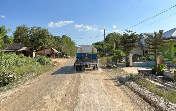 Warga Mekar Jaya Mubar Kumpul Iuran Bantu Kontraktor Siram Jalan Berdebu
