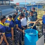 Lanal Kendari Salurkan 30 Ribu Liter Air Bersih untuk Warga Soropia Lanal Kendari Salurkan 30 Ribu Liter Air Bersih untuk Warga Soropia