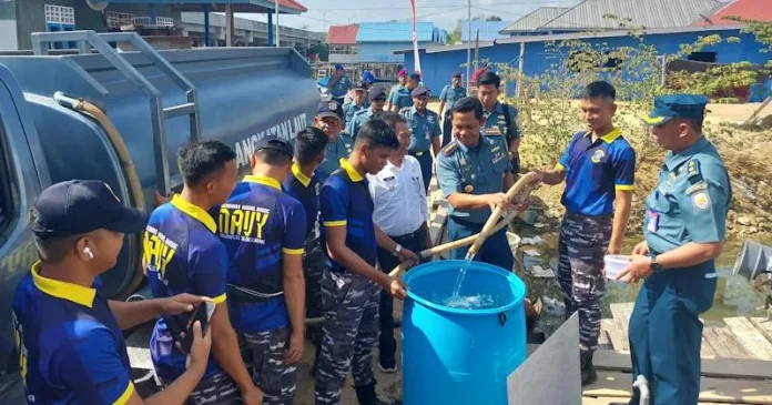 Lanal Kendari Salurkan 30 Ribu Liter Air Bersih untuk Warga Soropia