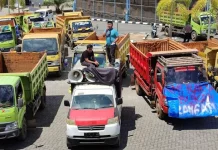Ratusan Sopir Truk Konawe Geruduk Kantor DPRD Sultra Ratusan Sopir Truk Konawe Geruduk Kantor DPRD Sultra