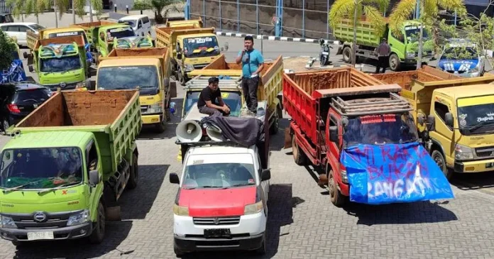 Ratusan Sopir Truk Konawe Geruduk Kantor DPRD Sultra