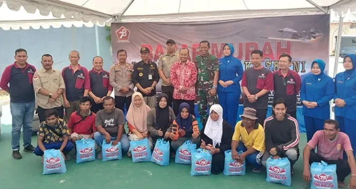 Mitigasi Inflasi dan Stunting, Lanal Kendari Salurkan 800 Paket Sembako