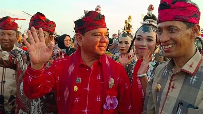 Pj Gubernur Sultra Bersama Pemkab Wakatobi Salurkan Sembako Pj Gubernur Sultra Bersama Pemkab Wakatobi Salurkan Sembako