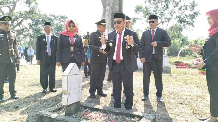 Peringati Hari Pahlawan ke-78, Pj Bupati Konawe Beri Bantuan pada 56 Veteran dan Wakawuri