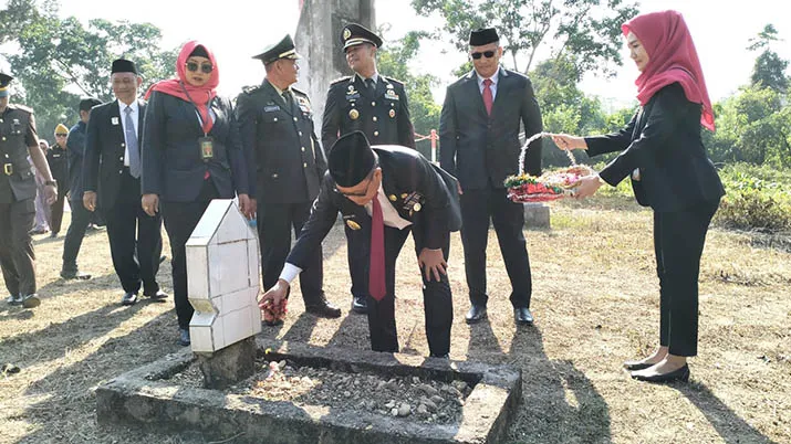 Peringati Hari Pahlawan ke-78, Pj Bupati Konawe Beri Bantuan pada 56 Veteran dan Wakawuri