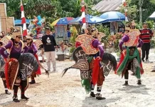 Lestarikan Budaya, Bupati Koltim Resmikan Sanggar Seni Kuda Lumping Tasahea Lestarikan Budaya, Bupati Koltim Resmikan Sanggar Seni Kuda Lumping Tasahea