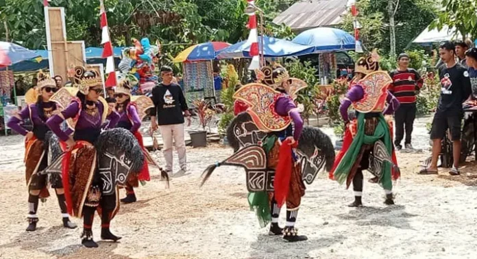 Lestarikan Budaya, Bupati Koltim Resmikan Sanggar Seni Kuda Lumping Tasahea Lestarikan Budaya, Bupati Koltim Resmikan Sanggar Seni Kuda Lumping Tasahea