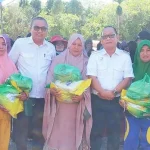 Pj Bupati Konawe Salurkan Bantuan Beras ke-137 KK di Desa Punggaluku Abuki Pj Bupati Konawe Salurkan Bantuan Beras ke-137 KK di Desa Punggaluku Abuki