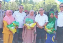 Pj Bupati Konawe Salurkan Bantuan Beras ke-137 KK di Desa Punggaluku Abuki Pj Bupati Konawe Salurkan Bantuan Beras ke-137 KK di Desa Punggaluku Abuki