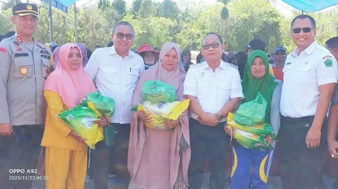 Pj Bupati Konawe Salurkan Bantuan Beras ke-137 KK di Desa Punggaluku Abuki