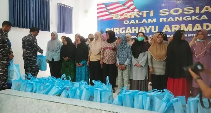 Rangkaian Hari Armada RI, Lanal Kendari Gelar Aksi Donor Darah dan Bagikan Ratusan Paket Sembako