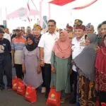 Pj Gubernur Sultra Bersama Pemkab Wakatobi Salurkan Sembako