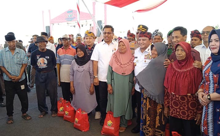 Pj Gubernur Sultra Bersama Pemkab Wakatobi Salurkan Sembako