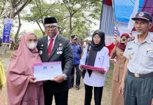 Pj Bupati Mubar Serahkan Bantuan kepada Warga Korban Kebakaran dan Angin Puting Beliung Pj Bupati Mubar Serahkan Bantuan kepada Warga Korban Kebakaran dan Angin Puting Beliung