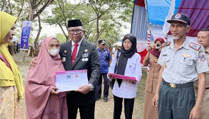 IMG_3800 Pj Bupati Mubar Serahkan Bantuan kepada Warga Korban Kebakaran dan Angin Puting Beliung