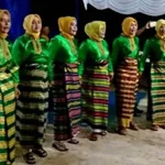 Mengenal Kabhanti Modero, Menari Sambil Berbalas Pantun Penari modero bukan hanya perempuan tapi laki-laku juga menari modero semabari berbalas pantun.